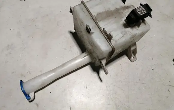 KIA Carens I Windshield washer fluid reservoir/tank