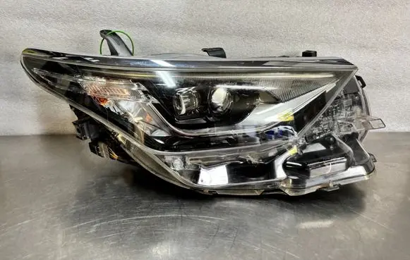 Toyota Auris E180 Headlight/headlamp 81110-02K60