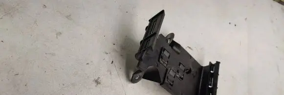 Volkswagen PASSAT B8 Engine control unit holder 5q0906507