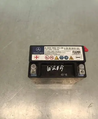 Mercedes-Benz C W205 Car battery A0009829508