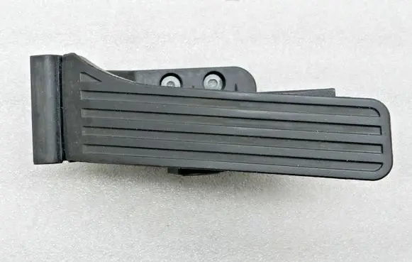 Mercedes-Benz E W212 Accelerator throttle pedal A2043000100 A2043000004