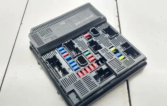 Nissan Navara D23 Fuse module 284B74JW2B 7493001WHX