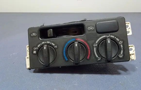 Toyota Avensis T220 Climate control unit 7011.11A