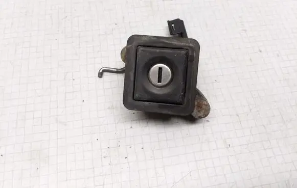 Volkswagen PASSAT B3 Tailgate exterior lock 357827571D