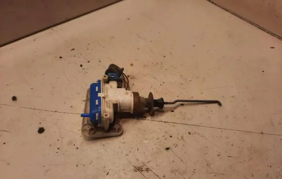 Audi 80 90 S2 B4 Central locking vacuum pump 893862123