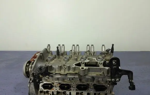 Volkswagen PASSAT B8 Engine head 06L403T