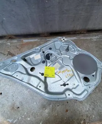 Volkswagen Polo IV 9N3 Rear door manual window regulator 