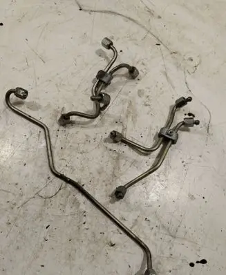 Fuel injector supply line/pipe