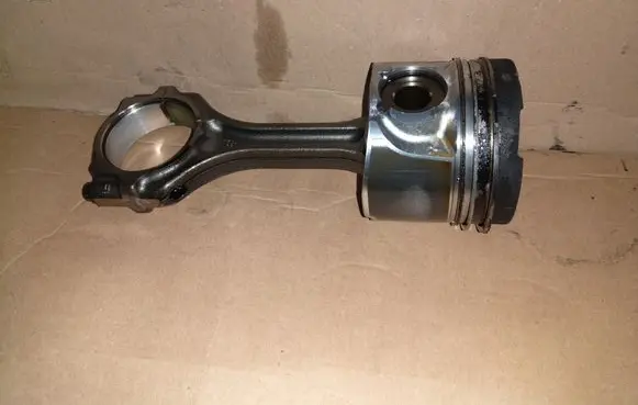 Mitsubishi Outlander Piston with connecting rod