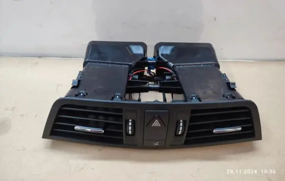 Mercedes-Benz E C207 W207 Dash center air vent grill A2078300054