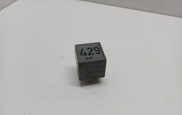 Volkswagen PASSAT B5 Other relay V23134