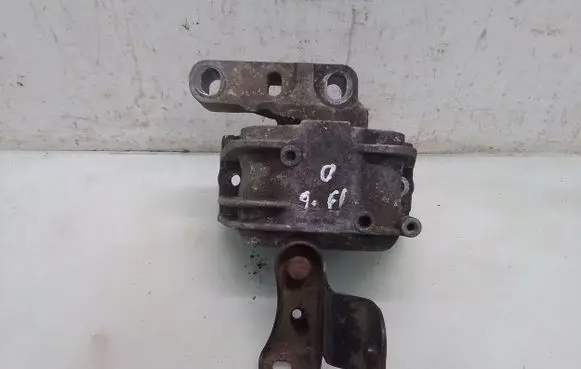 Volkswagen PASSAT B6 Engine mount bracket 1K0199262