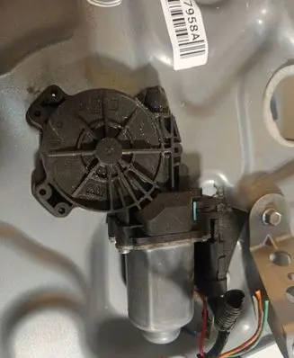 Nissan Qashqai Front door window regulator motor 