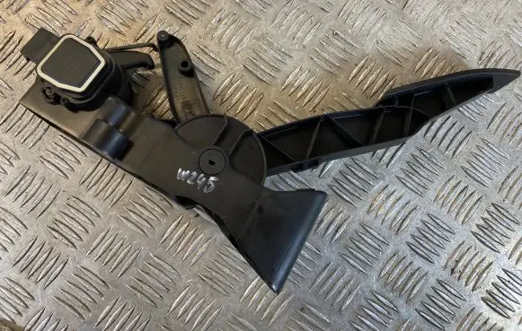 Mercedes-Benz B W245 Accelerator throttle pedal A1693000104 000471 110209