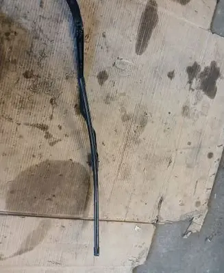 Front wiper blade arm