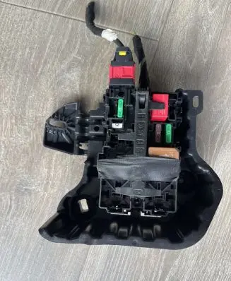 Opel Mokka B Fuse module 96QH030380