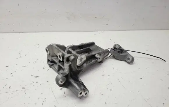 Subaru Outback (BS) Engine mounting bracket