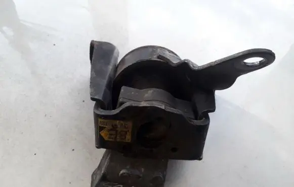 Toyota Corolla Verso AR10 Engine mount bracket 123050D050 12305-0D050