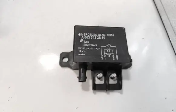 Mercedes-Benz C W204 Other relay A0035422619 V23132A2001X27