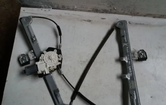 Mitsubishi Colt Front door window regulator with motor