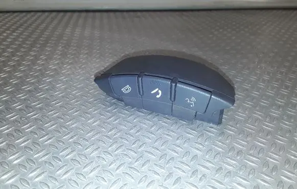 Mitsubishi Outlander Steering wheel buttons/switches 75B474