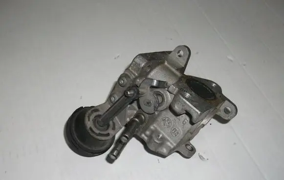 Volkswagen Golf V Throttle valve 03G131063F