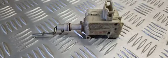 Volkswagen PASSAT B5 Central locking motor 3B0810773 3B0959782