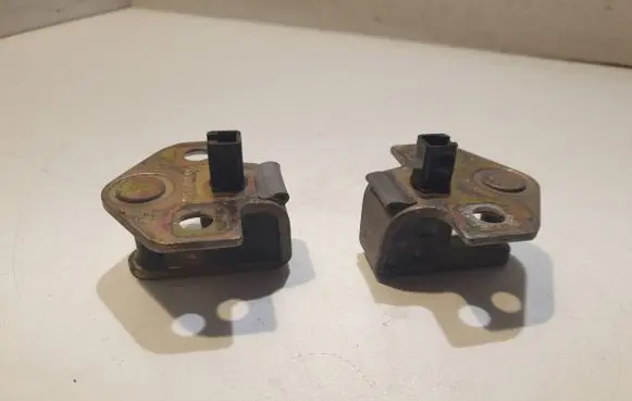 Ford Focus Front door lock loop/hook striker 2M51F21982AA