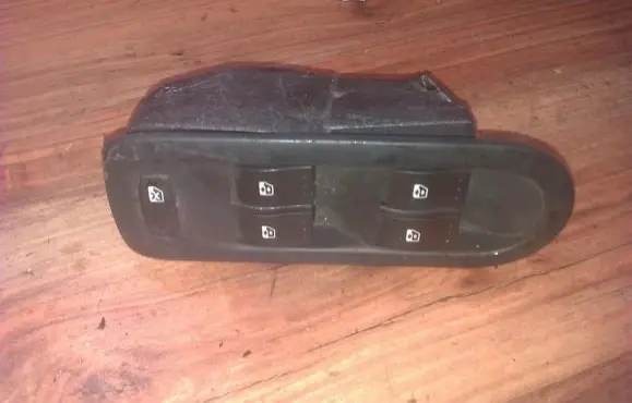 Renault Megane II Windscreen/window heater switch