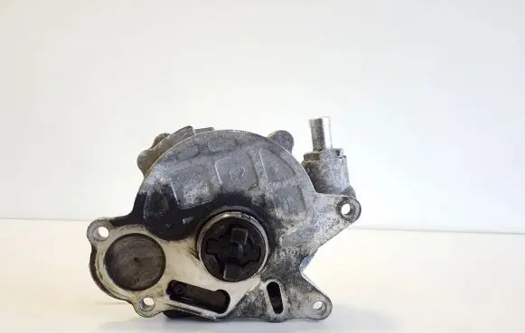 Audi Q3 8U Vacuum pump 03L145100