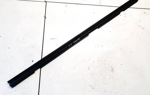 Volkswagen Jetta V Front door glass trim molding 1K5837475B