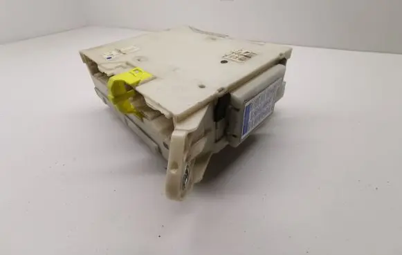 Lexus IS 220D-250-350 Fuse module 8273053021