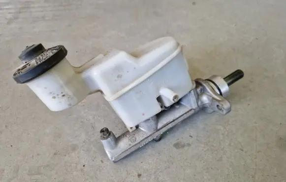 Master brake cylinder