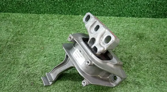 Volkswagen Tiguan Engine mount bracket 5WA199262H