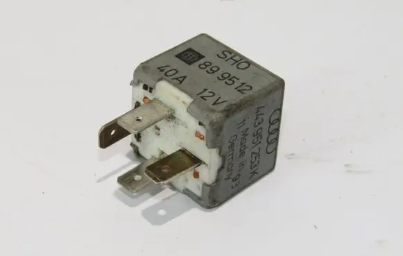 Audi A6 S6 C5 4B Fuel pump relay 443951253K