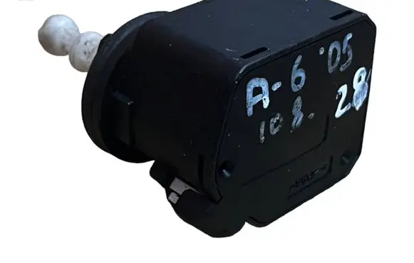 Headlight level adjustment motor