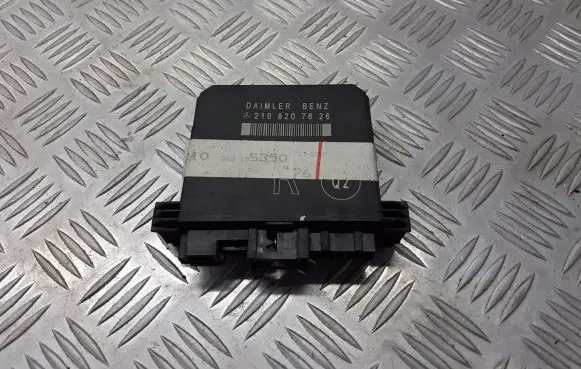 Mercedes-Benz E W210 Door control unit/module 2108207626