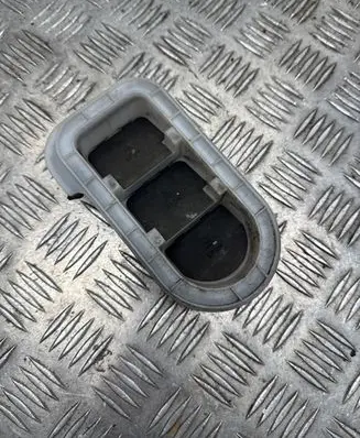 Quarter panel pressure vent