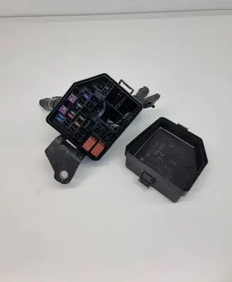 Toyota RAV 4 (XA50) Fuse module 8266242670