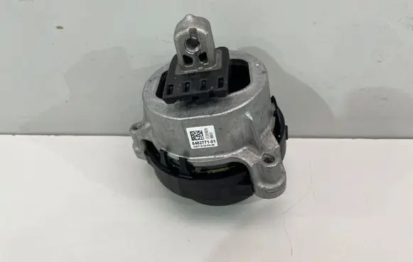 BMW 5 G30 G31 G38 Engine mount bracket 8482771