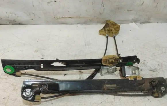 Toyota Corolla Verso E121 Front door manual window regulator 