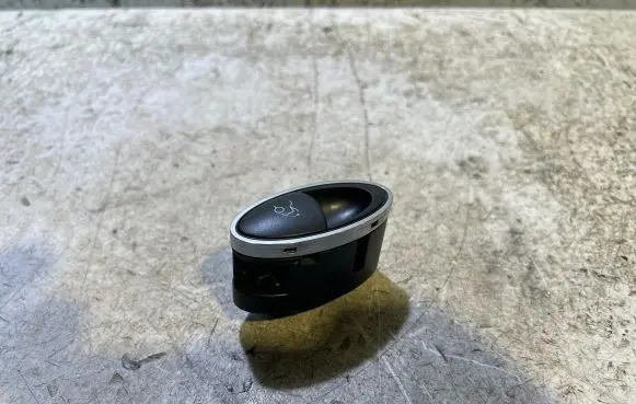 Tailgate opening switch
