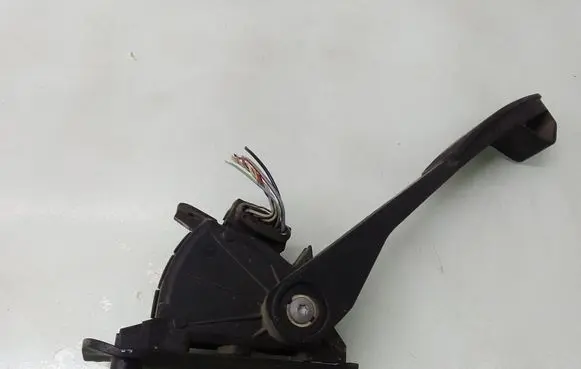 Volvo V70 Accelerator throttle pedal 30683514
