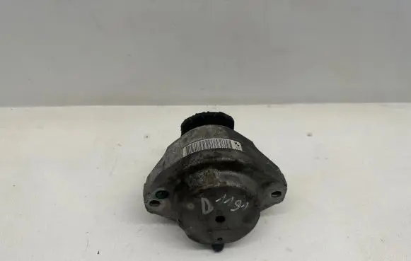 BMW 5 E60 E61 Engine mount bracket 6774620 15934612