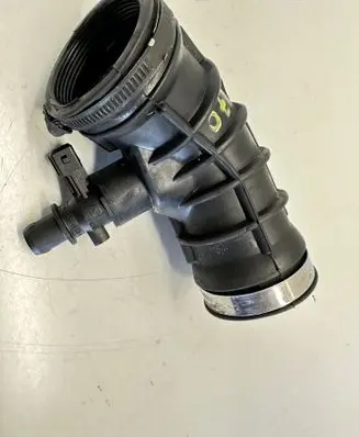 Volvo XC70 Turbo air intake inlet pipe/hose 30636854