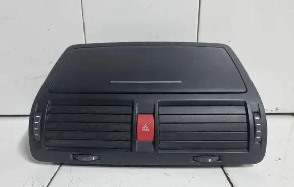 Skoda Octavia Mk2 (1Z) Dash center air vent grill 1Z0820951