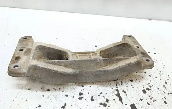 Gearbox mounting bracket