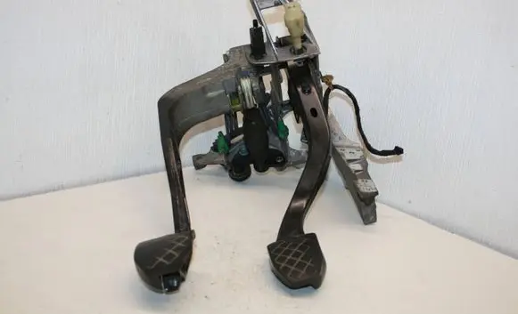 Volkswagen PASSAT B5.5 Pedal assembly 8D1721117K 8D1721316G