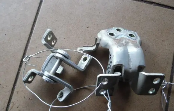Suzuki Grand Vitara I Tailgate/trunk/boot hinge