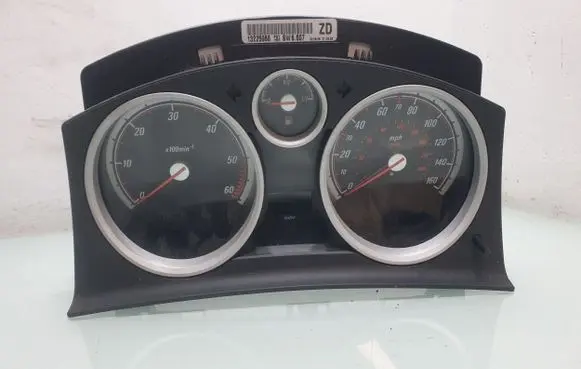 Opel Zafira B Speedometer (instrument cluster) 13225968